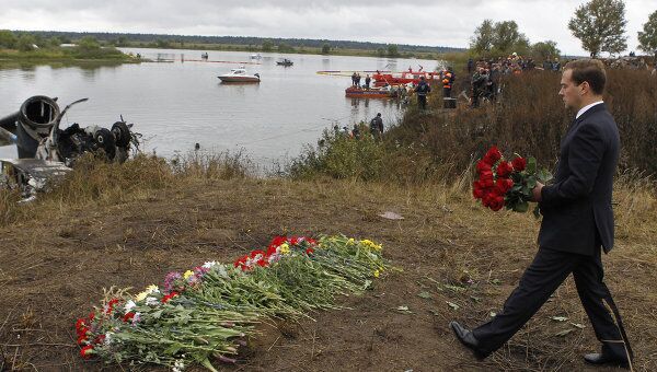Президент РФ Д.Медведев возложил цветы на месте крушения самолета Як-42 под Ярославлем Президент РФ Д.Медведев возложил цветы на месте крушения самолета Як-42 под Ярославлем