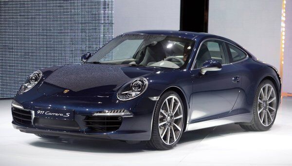 Автомобиль Porsche Carrera 911 S на автосалоне во Франкфурте . Архив Автомобиль Porsche Carrera 911 S на автосалоне во Франкфурте . Архив