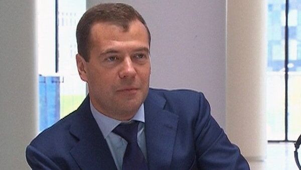 Медведев посоветовал студентам не рассчитывать на стипендии, а идти работать Медведев посоветовал студентам не рассчитывать на стипендии, а идти работать