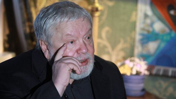 Кинорежиссер Сергей Соловьев во время интервью журналистам Кинорежиссер Сергей Соловьев во время интервью журналистам