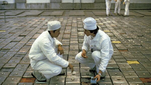 Дозиметристы на крышке ядерного реактора. Архивное фото Дозиметристы на крышке ядерного реактора. Архивное фото