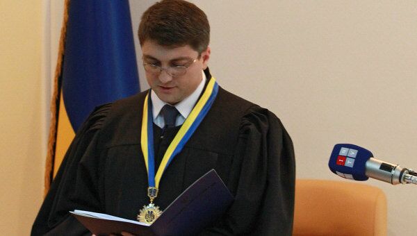 Судья Родион Киреев оглашает приговор Юлии Тимошенко в Печерском районном суде Киева. Архивное фото Судья Родион Киреев оглашает приговор Юлии Тимошенко в Печерском районном суде Киева. Архивное фото