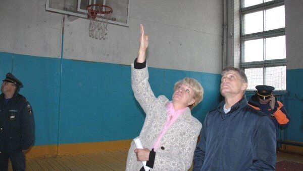 Дирекция школы в Сковородино показывает повреждения в спортзале губернатору Олегу Кожемяко Дирекция школы в Сковородино показывает повреждения в спортзале губернатору Олегу Кожемяко