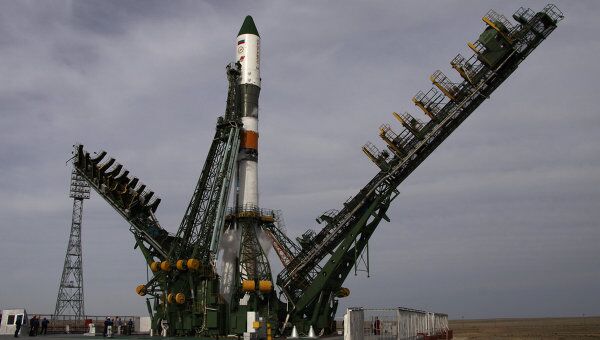 Ракета-носитель Союз-У с грузовым космическим кораблем Прогресс М-10М . Архив Ракета-носитель Союз-У с грузовым космическим кораблем Прогресс М-10М . Архив