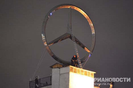 Демонтаж рекламного знака Мерседес с крыши Дома на набережной в Москве Демонтаж рекламного знака Мерседес с крыши Дома на набережной в Москве