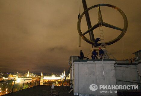 Демонтаж рекламного знака Мерседес с крыши Дома на набережной в Москве Демонтаж рекламного знака Мерседес с крыши Дома на набережной в Москве