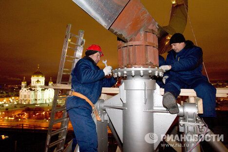 Демонтаж рекламного знака Мерседес с крыши Дома на набережной в Москве Демонтаж рекламного знака Мерседес с крыши Дома на набережной в Москве
