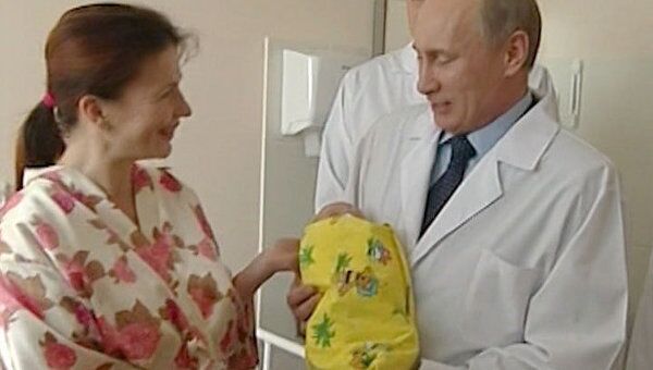Путин взял на руки 7-миллиардного жителя Земли Путин взял на руки 7-миллиардного жителя Земли
