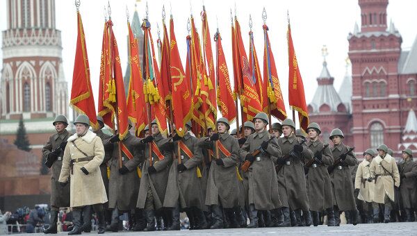 Шествие в честь 70-летней годовщины парада на Красной площади Шествие в честь 70-летней годовщины парада на Красной площади