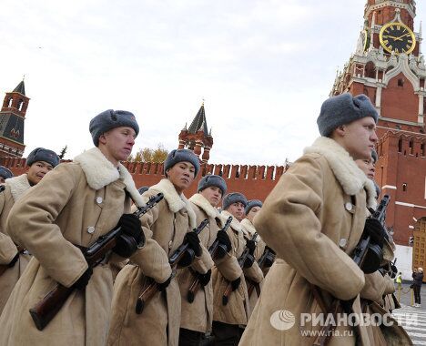 Шествие в честь 70-летней годовщины парада на Красной площади Шествие в честь 70-летней годовщины парада на Красной площади