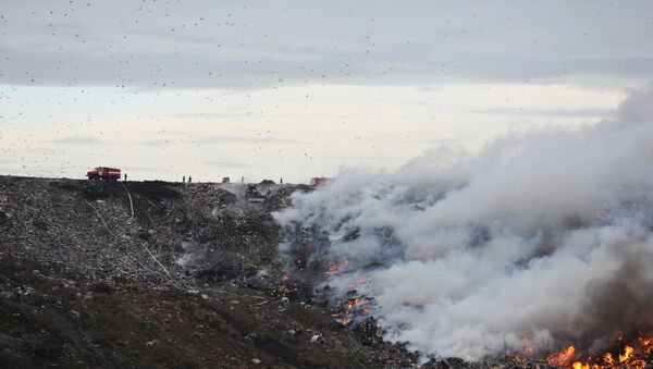 Пожар на свалке мусора. Архивное фото Пожар на свалке мусора. Архивное фото
