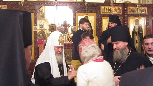 Патриарх Кирилл благословляет верующих соотечественников в храме Игнатия Богоносца при представительстве Русской православной церкви в Дамаске Патриарх Кирилл благословляет верующих соотечественников в храме Игнатия Богоносца при представительстве Русской православной церкви в Дамаске