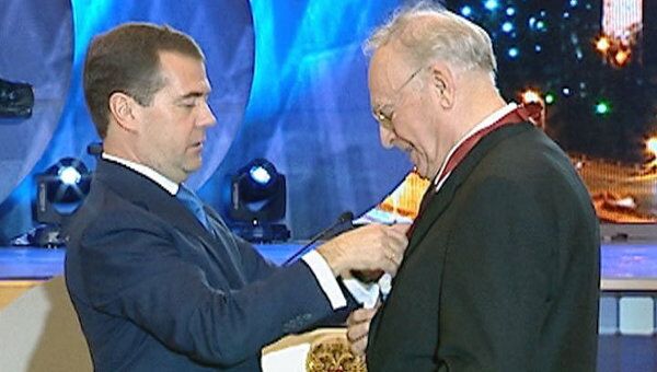 Медведев вручил госнаграды работникам ТВ и предрек революцию в отрасли Медведев вручил госнаграды работникам ТВ и предрек революцию в отрасли