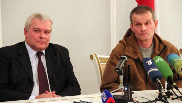Посол РФ в Таджикистане Юрий Попов и летчик Владимир Садовничий на пресс-конференции в россйском посольстве в Душанбе Посол РФ в Таджикистане Юрий Попов и летчик Владимир Садовничий на пресс-конференции в россйском посольстве в Душанбе