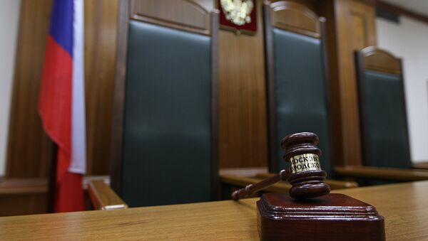 Кресло судьи в зале заседаний, архивное фото Кресло судьи в зале заседаний, архивное фото