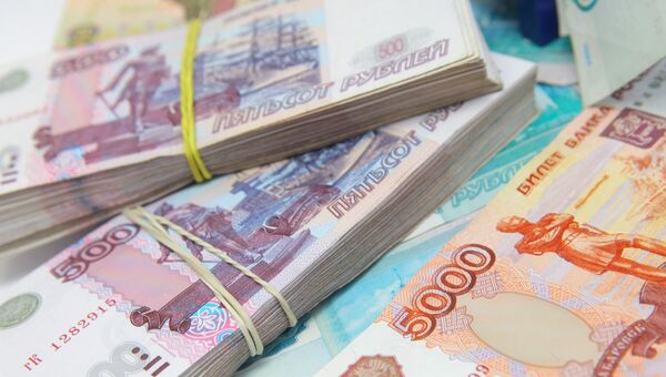 Рублевые купюры разного достоинства. Архивное фото Рублевые купюры разного достоинства. Архивное фото