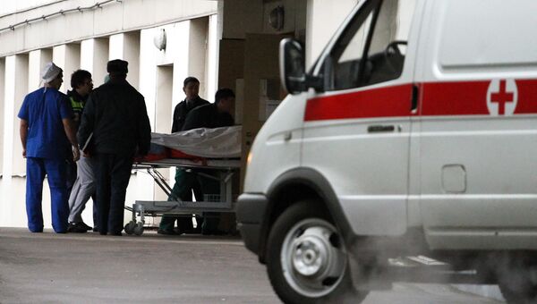 Автомобиль скорой помощи возле больницы. Архивное фото Автомобиль скорой помощи возле больницы. Архивное фото