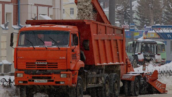 Уборка снега на улицах Томска, архивное фото Уборка снега на улицах Томска, архивное фото