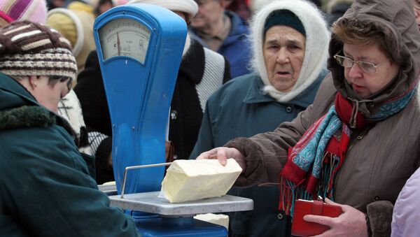 Пенсионеры делают покупки на рынке Пенсионеры делают покупки на рынке