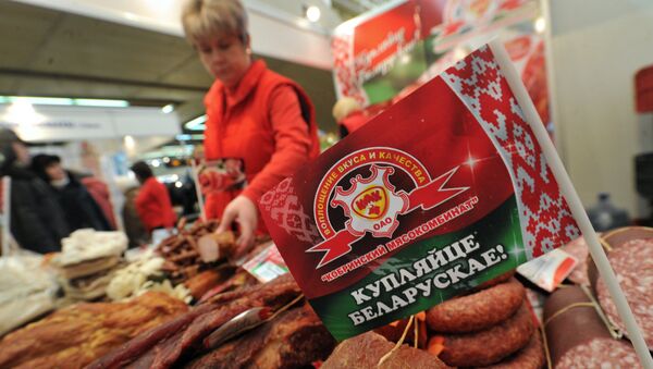 Продажа белорусской мясной продукции на выставке-ярмарке. Архивное фото Продажа белорусской мясной продукции на выставке-ярмарке. Архивное фото