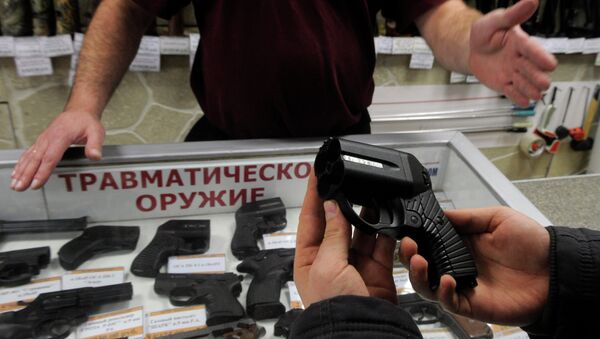 Работа магазина по продаже оружия, архивное фото Работа магазина по продаже оружия, архивное фото