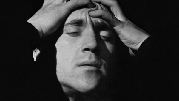 Артист Театра на Таганке Владимир Высоцкий (1938-1980) в роли Гамлета в спектакле английского драматурга Уильяма Шекспира Артист Театра на Таганке Владимир Высоцкий (1938-1980) в роли Гамлета в спектакле английского драматурга Уильяма Шекспира