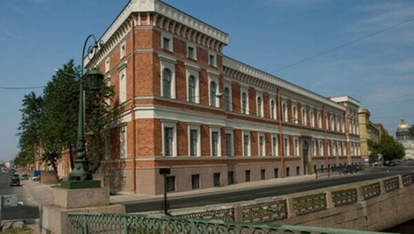 Здание Центрального военно-морского музея со стороны Поцелуева моста Здание Центрального военно-морского музея со стороны Поцелуева моста