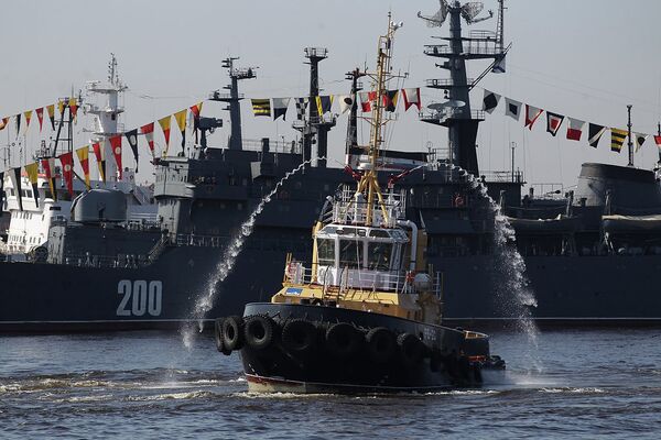 Танец буксиров во время репетиции Военно-морского парада в Кронштадте Танец буксиров во время репетиции Военно-морского парада в Кронштадте