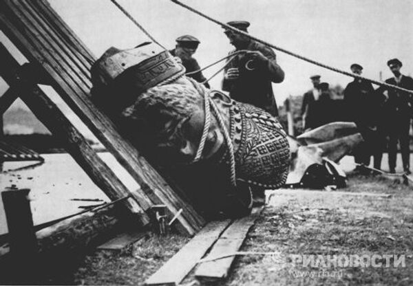 Снос памятника Александру III на площади у Храма Христа Спасителя Снос памятника Александру III на площади у Храма Христа Спасителя