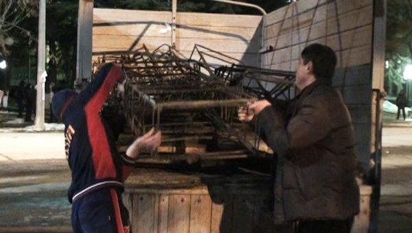 Сторонники Джиоевой сворачивают лагерь в центре Цхинвали Сторонники Джиоевой сворачивают лагерь в центре Цхинвали