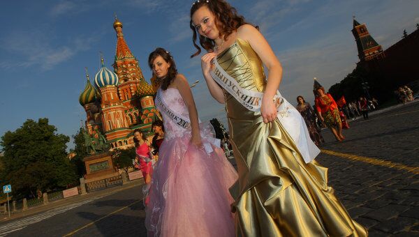 Выпускники московских школ на Красной площади. Архив Выпускники московских школ на Красной площади. Архив