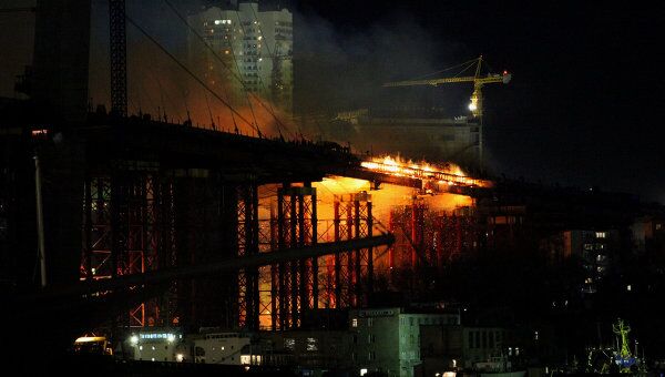 Горит строящийся мост во Владивостоке Горит строящийся мост во Владивостоке