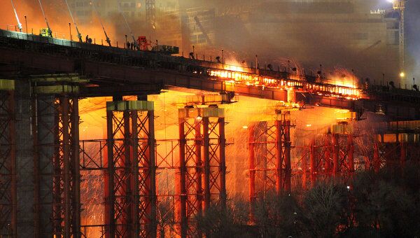 Пожар на строящемся мосту через бухту Золотой Рог во Владивостоке Пожар на строящемся мосту через бухту Золотой Рог во Владивостоке