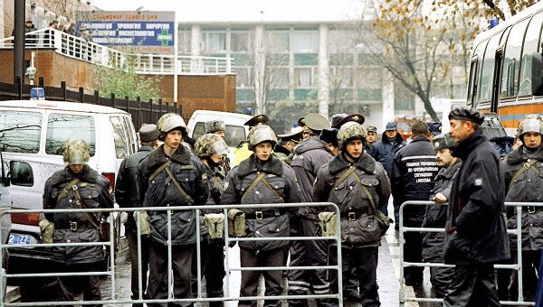 У здания Театрального центра на Дубровке, захваченного террористами У здания Театрального центра на Дубровке, захваченного террористами