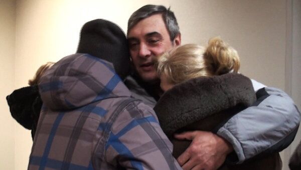 Родные выживших моряков с Кольской плакали при встрече с ними Родные выживших моряков с Кольской плакали при встрече с ними