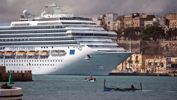 Круизный лайнер Costa Concordia. Архивное фото Круизный лайнер Costa Concordia. Архивное фото