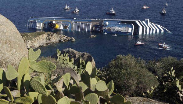 Затонувший у берегов Италии лайнер Costa Concordia Затонувший у берегов Италии лайнер Costa Concordia