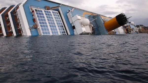 Затонувший у берегов Италии лайнер Costa Concordia Затонувший у берегов Италии лайнер Costa Concordia