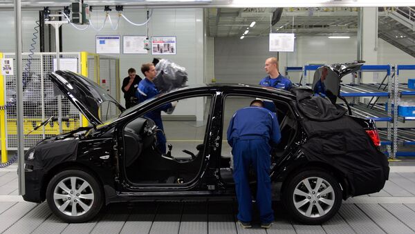 Работа на главном конвеере по производству автомобилей Hyundai Solaris. Архивное фото Работа на главном конвеере по производству автомобилей Hyundai Solaris. Архивное фото