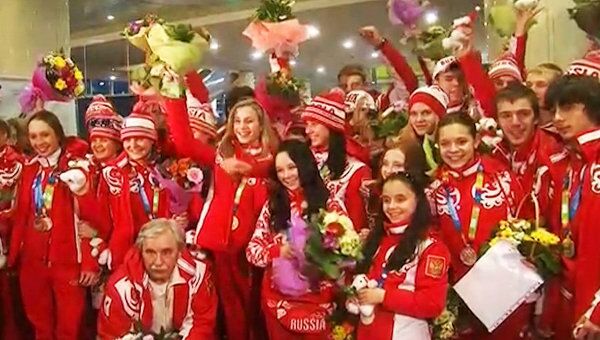 Молодежную сборную России в аэропорту встретили с цветами и флагами Молодежную сборную России в аэропорту встретили с цветами и флагами