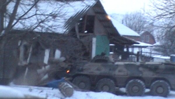 БТР протаранил дом с боевиками в ходе спецоперации ФСБ БТР протаранил дом с боевиками в ходе спецоперации ФСБ