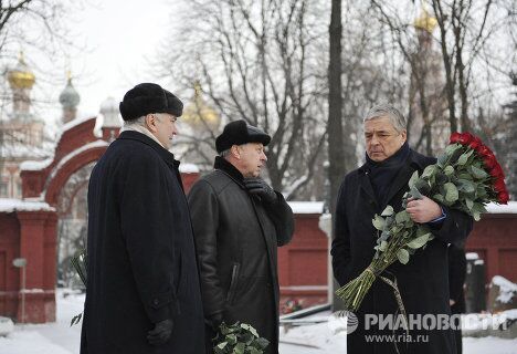 Возложение цветов и венков к могиле Б.Ельцина Возложение цветов и венков к могиле Б.Ельцина
