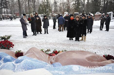 Возложение цветов и венков к могиле Б.Ельцина Возложение цветов и венков к могиле Б.Ельцина