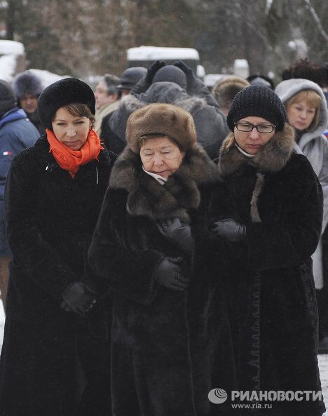 Возложение цветов и венков к могиле Б.Ельцина Возложение цветов и венков к могиле Б.Ельцина