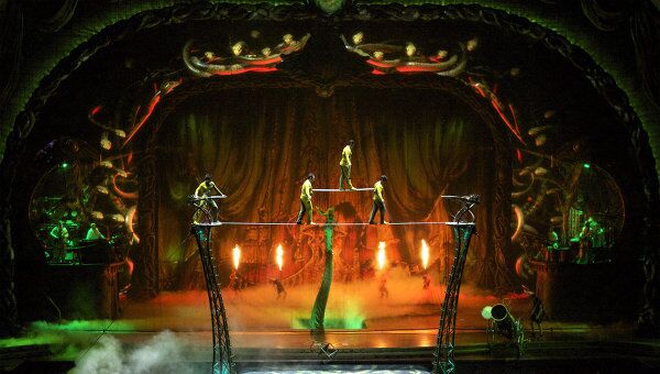 Женщина-змея Кундалини из шоу Zarkana от Cirque du Soleil Женщина-змея Кундалини из шоу Zarkana от Cirque du Soleil