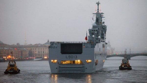 Французский военный корабль-вертолетоносец класса Мистраль в Санкт-Петербурге Французский военный корабль-вертолетоносец класса Мистраль в Санкт-Петербурге