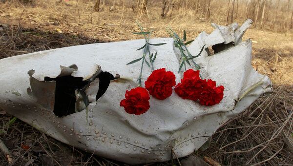 Обломки самолета на месте авиакатастрофы под Смоленском Обломки самолета на месте авиакатастрофы под Смоленском