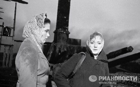 Актрисы Людмила Касаткина и Изольда Извицкая на съемках фильма Вызываем огонь на себя Актрисы Людмила Касаткина и Изольда Извицкая на съемках фильма Вызываем огонь на себя