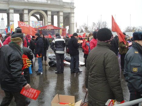 Альтернативный митинг Против всех - собрался на площади у гл Альтернативный митинг Против всех - собрался на площади у гл