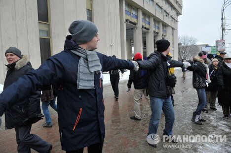 Участники акции Большой белый круг в Москве Участники акции Большой белый круг в Москве
